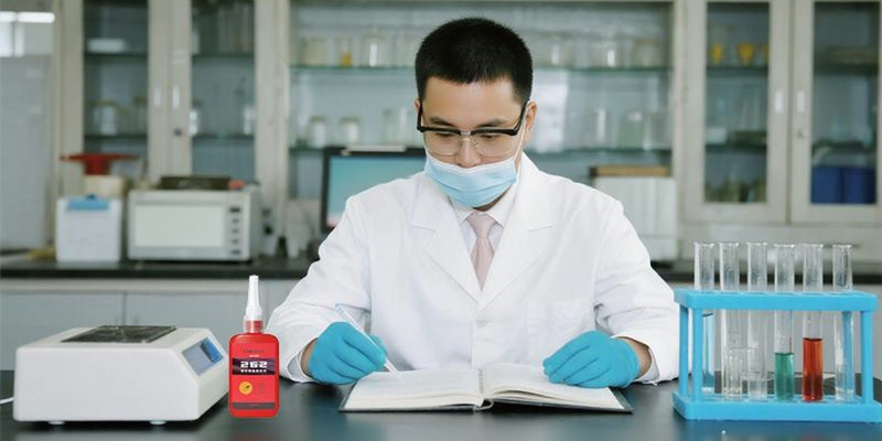 車身蒙皮粘上后往下掉，怎么快速固定？